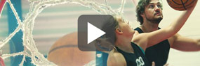 Videoausschnitt mit Play-Button: Mann und Frau mit Basketball