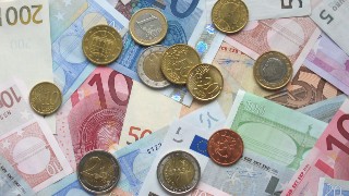copyright: European Central Bank (ECB) Ein Bild von einigen Eurobanknoten und verschiedenen Euromünzen.