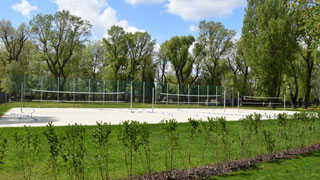 3 Volleyballpltze nebeneinander, rundherum Wiese und Bume