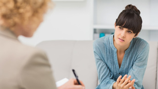 Eine Patientin spricht mit einer Psychologin.