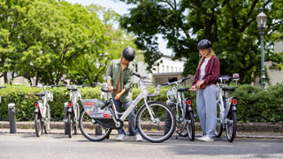 Mann und Frau bei Wien-Mobil-Rad-Station
