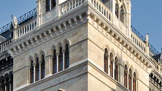 Frisch sanierter Eckrisalit des Wiener Rathauses